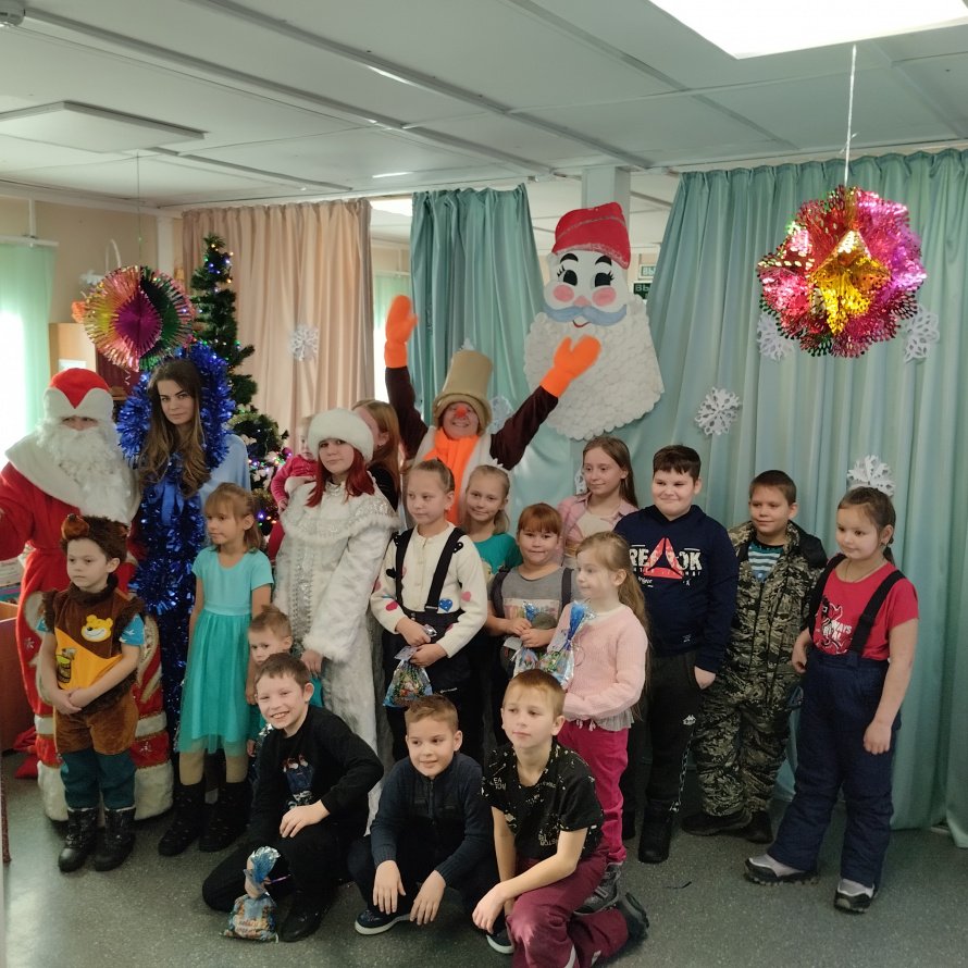 Новогодняя детская игровая программа "Новогодние приключения Снеговика" 